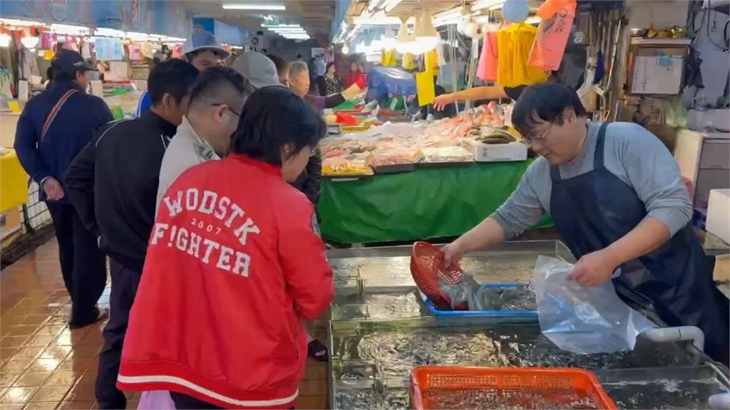 快新聞/小確幸!桃園颱風假「購物中心現人潮」 漁港民眾垂釣險象環生