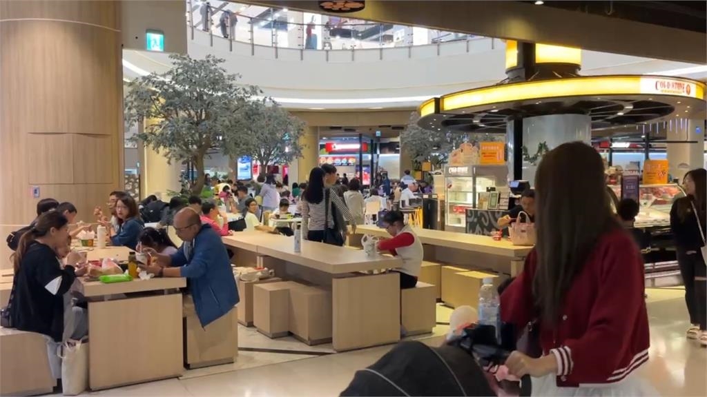 快新聞/小確幸!桃園颱風假「購物中心現人潮」 漁港民眾垂釣險象環生