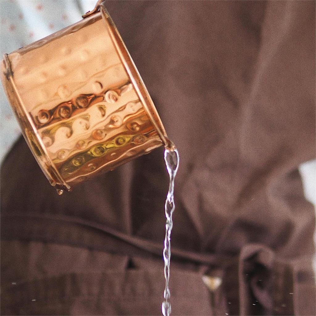 牛仔褲洗滌後褪色老舊怎麼辦?專家教防退色「1妙方」讓它煥然一新