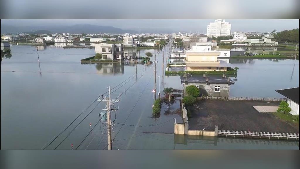 宜蘭冬山鄉「泡水」分不清路在哪裡　機車騎士冒險前行