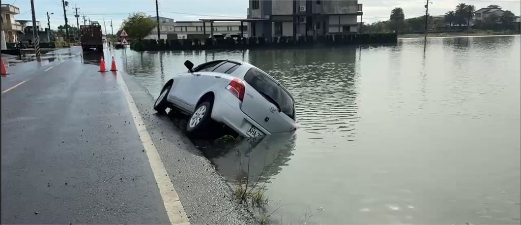 快新聞/宜蘭冬山鄉農田泡水 機車水上行舟