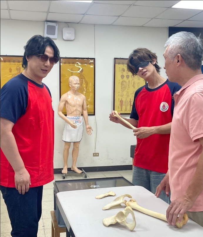 炎亞綸推拿喊腰痛！ 「慘叫出聲」被金曲歌王嗆：你敗腎欸