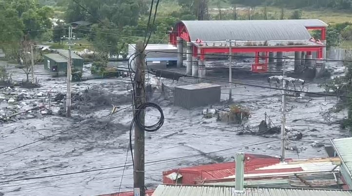 快新聞／花蓮馬太鞍溪又暴漲！洪水引巨型貨櫃衝撞民宅、電桿　驚悚畫面曝