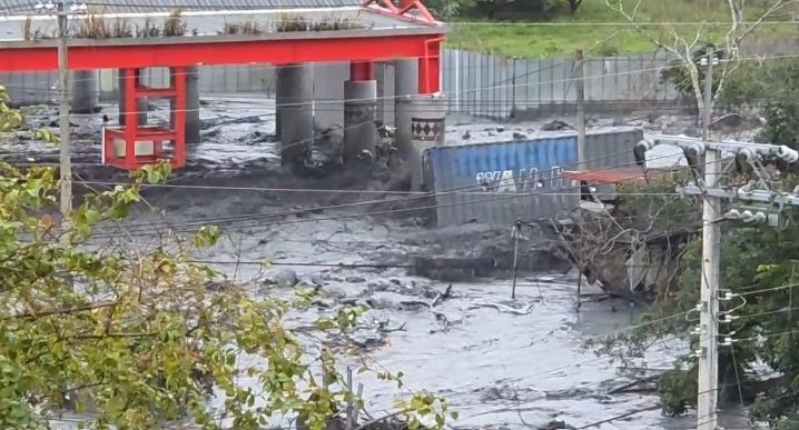 快新聞／花蓮馬太鞍溪又暴漲！洪水引巨型貨櫃衝撞民宅、電桿　驚悚畫面曝