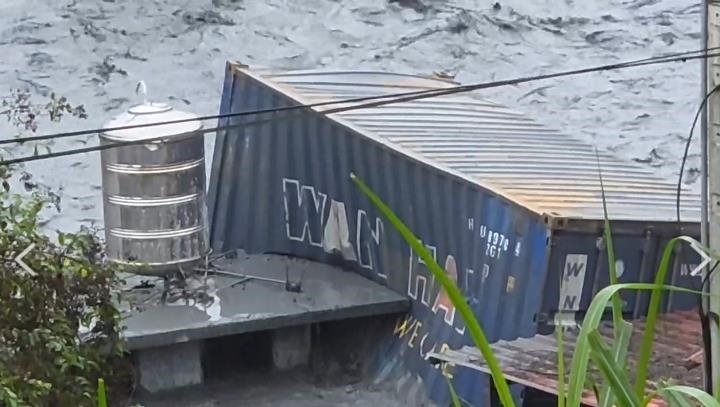 快新聞／花蓮馬太鞍溪又暴漲！洪水引巨型貨櫃衝撞民宅、電桿　驚悚畫面曝