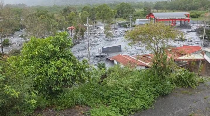 快新聞／花蓮馬太鞍溪又暴漲！洪水引巨型貨櫃衝撞民宅、電桿　驚悚畫面曝