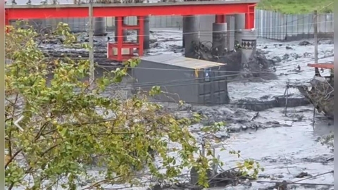 花蓮馬太鞍溪又暴漲！洪水引巨型貨櫃衝撞民宅、電桿　驚悚畫面曝