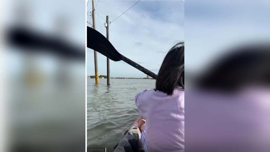 宜蘭冬山鄉水淹超過1公尺　民眾划 「獨木舟」出門買早餐！