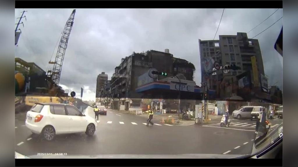 驚險瞬間！捷運工地吊掛鐵管墜落　BMW遭砸變形駕駛死裡逃生