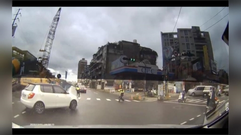 驚險瞬間！捷運工地吊掛鐵管墜落　BMW遭砸變形駕駛死裡逃生