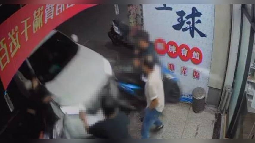 雲林路口驚悚車禍！轎車失控連車帶人衝店釀4傷　監視器畫面曝光