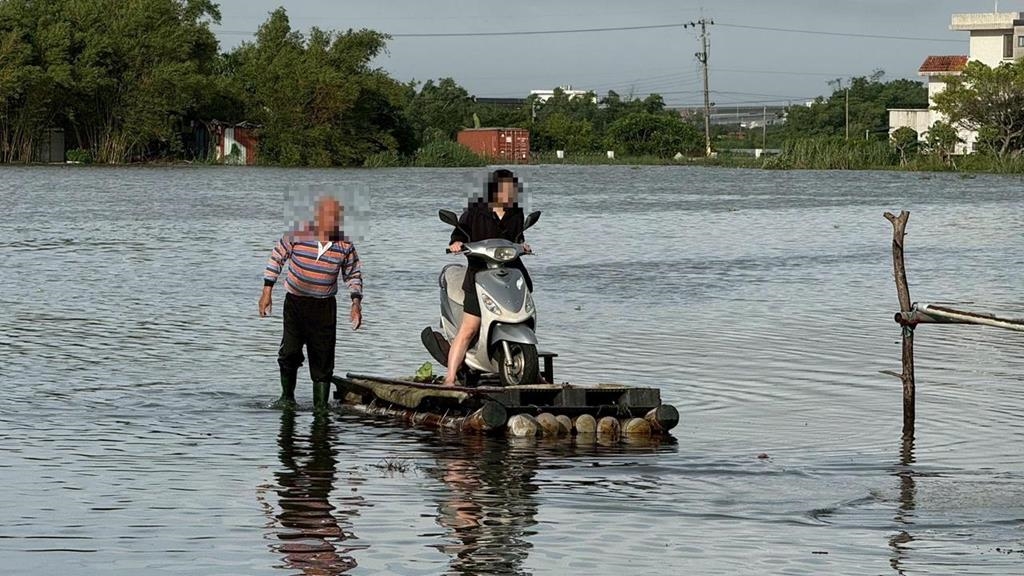 淹水奇景！「幸好爸爸是漁民」　護理師女兒趕上班坐竹筏抵彼岸