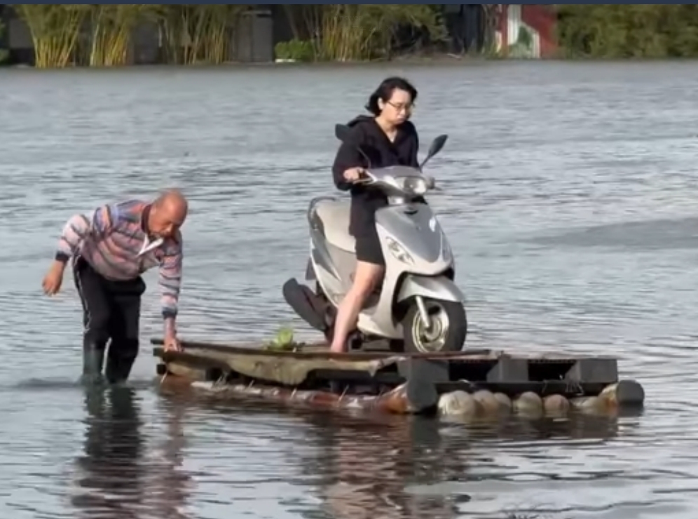 快新聞/五結鄉淹水 護理師急上班父協助騎車登竹筏