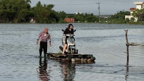 淹水奇景!「幸好爸爸是漁民」 護理師女兒趕上班坐竹筏抵彼岸