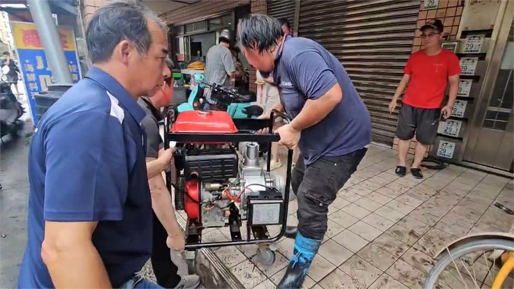 雨用倒的！羅東淹成小河　大水灌入社區地下室成「小型瀑布」