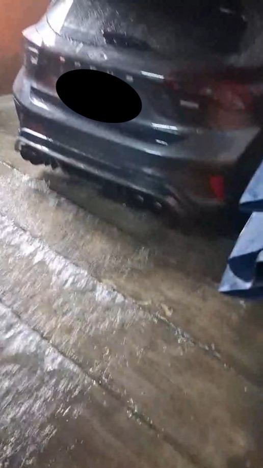 快新聞/大雨肆虐!昨晚宜蘭多地淹水 消防員划橡皮艇救人