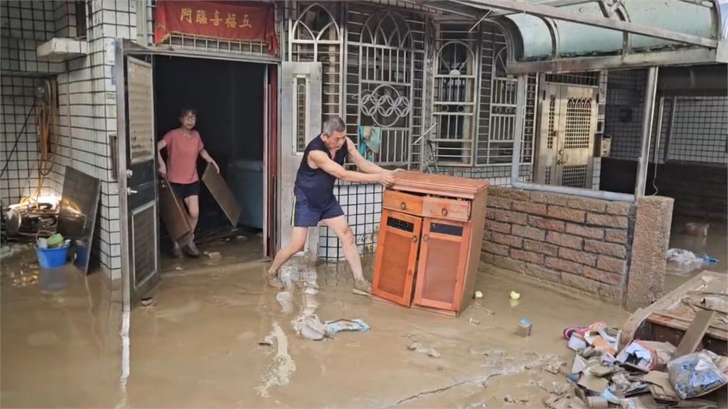 快新聞/大水漫灌!花蓮「這村莊」今晨洪水來襲 蘇澳居民打掃家園
