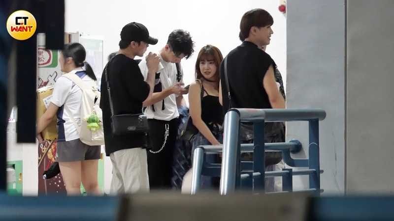 古曜威等人到場,馮晨軒開車載他們前往KTV歡唱。(圖/本刊攝影組)