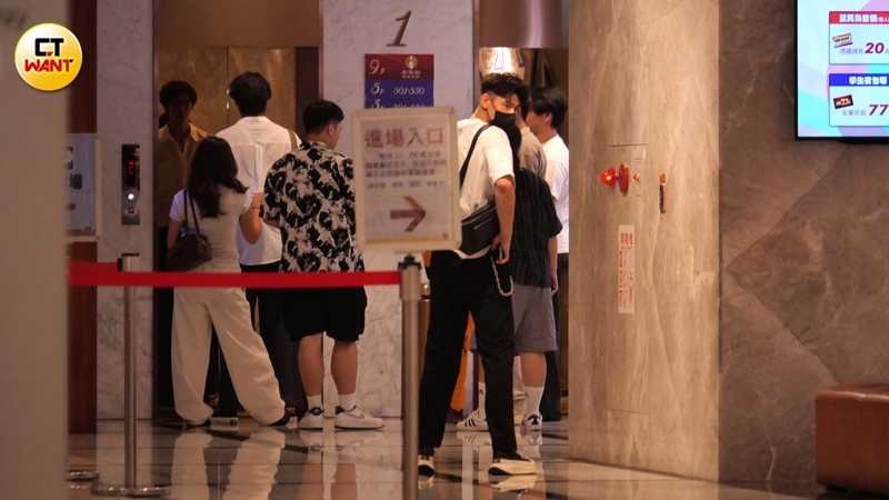 馮晨軒趕回KTV與孟潔和其他人碰頭。(圖/本刊攝影組)