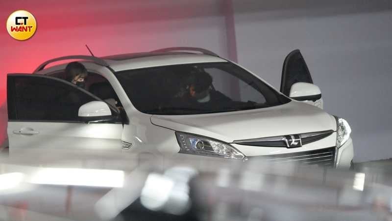 三小時後,孟潔與馮晨軒一同離去,開車返回位於新店的住宅。(圖/本刊攝影組)