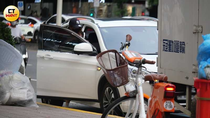 逛完街馮晨軒開車送孟潔到髮廊。(圖/本刊攝影組)