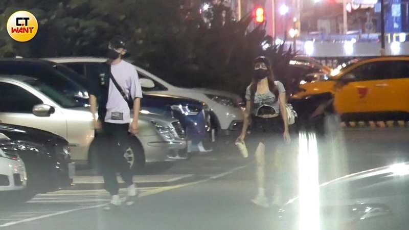 馮晨軒和孟潔在三創美食街用餐結束後牽車離開,結束一日的約會行程。(圖/本刊攝影組)