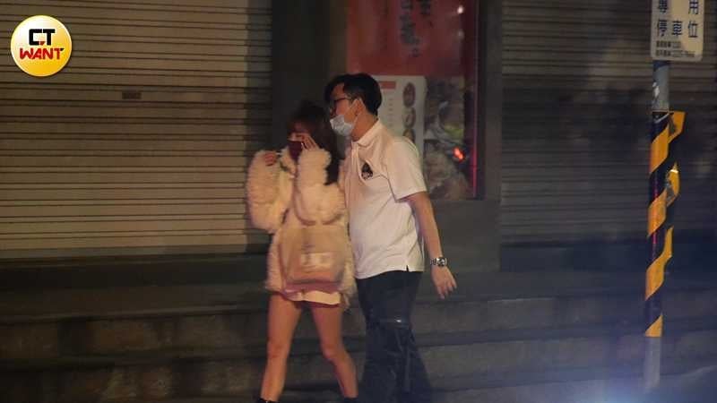 在2021年2月，孟潔被本刊直擊與經紀人史丹利在路邊吵架，戀情曝光。（圖／本刊攝影組）