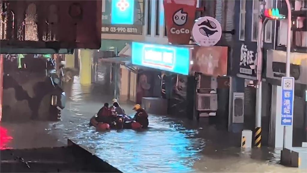 鳳凰颱風未到「宜蘭先淹」雨量破千毫米!住家、車輛快滅頂…氣象專家揭真相