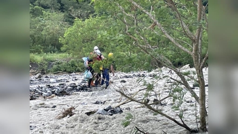 驚險！蘇澳白米溪暴漲　警消攙扶受困民眾橫越湍急溪流