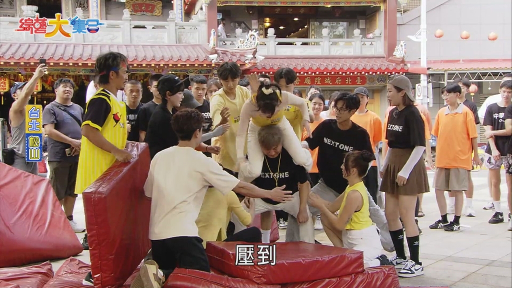 籃籃錄影被砸雞蛋!臉上流滿蛋液「眼睛睜不開」 本人嚇急退場慘況曝