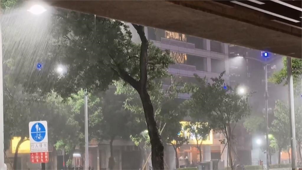 鳳凰登陸前高雄傳「陣陣打雷巨響」　民眾笑稱：誰亂發誓？