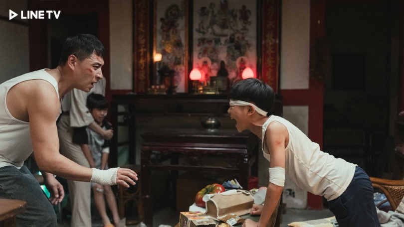 《豬人》洪君昊（右）與豬靈魂交換後把家裡弄得一團糟。（圖／LINE TV提供）