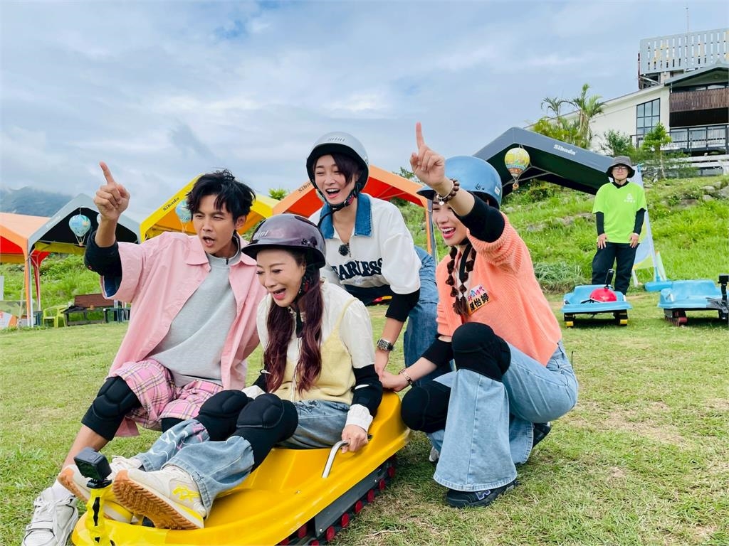 沒有問過直接「推下去」！楊繡惠驚聲尖叫體驗鹿野高台快速滑草