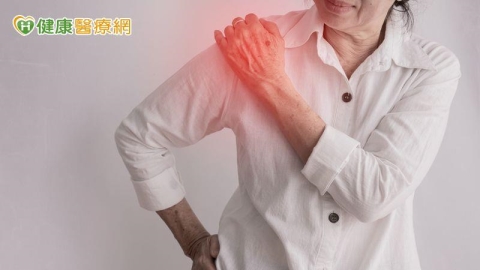 60婦肩膀抬不起來誤當五十肩　一檢查竟是旋轉袖肌腱破裂