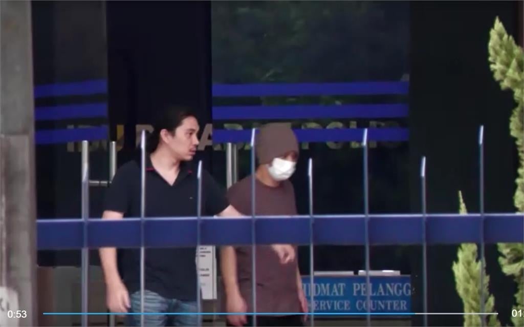 黃明志捲謝侑芯命案獲釋首露面！步出警局「正面照曝光」15年女友緊跟在後