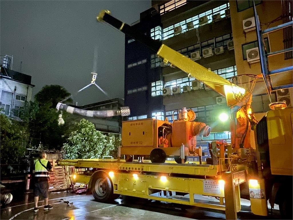 快新聞／暖！宜蘭豪雨成災　竹市急派大型抽水機具赴羅東救災