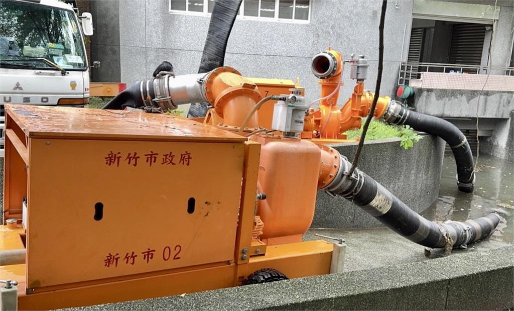 快新聞／暖！宜蘭豪雨成災　竹市急派大型抽水機具赴羅東救災
