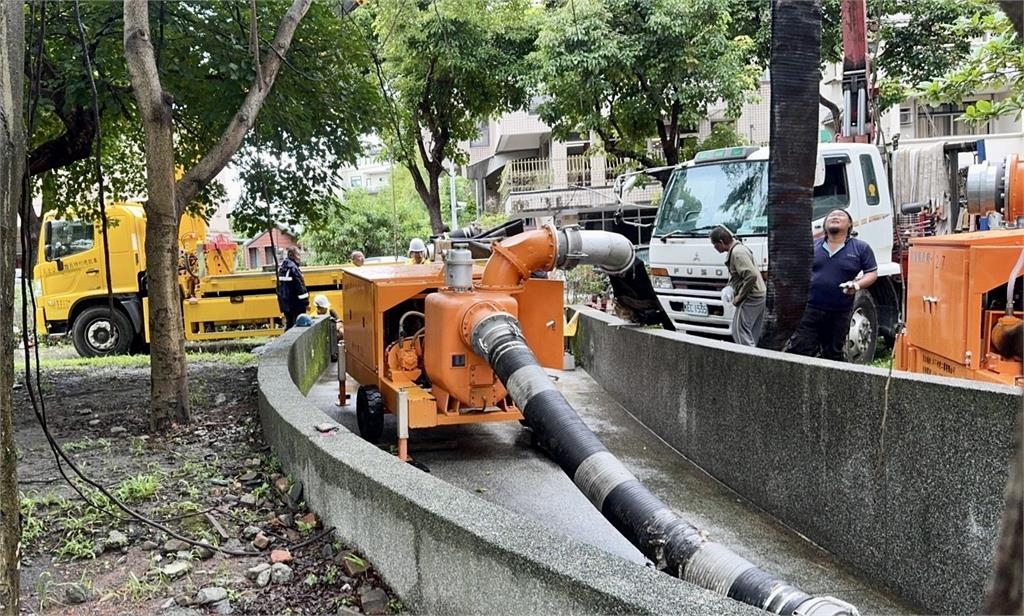 快新聞／暖！宜蘭豪雨成災　竹市急派大型抽水機具赴羅東救災