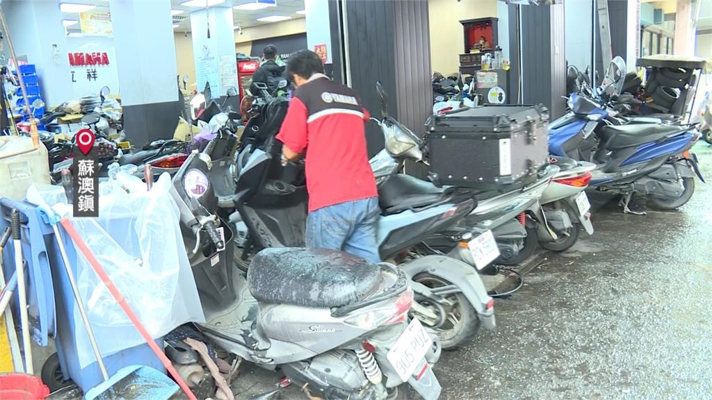 蘇澳大淹水宛如「光復鄉2.0」 居民泡水家當堆街道如垃圾場