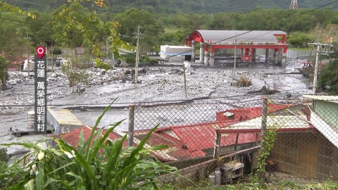 新堰塞湖溢流沖破堤防　泥水又灌進明利村民宅