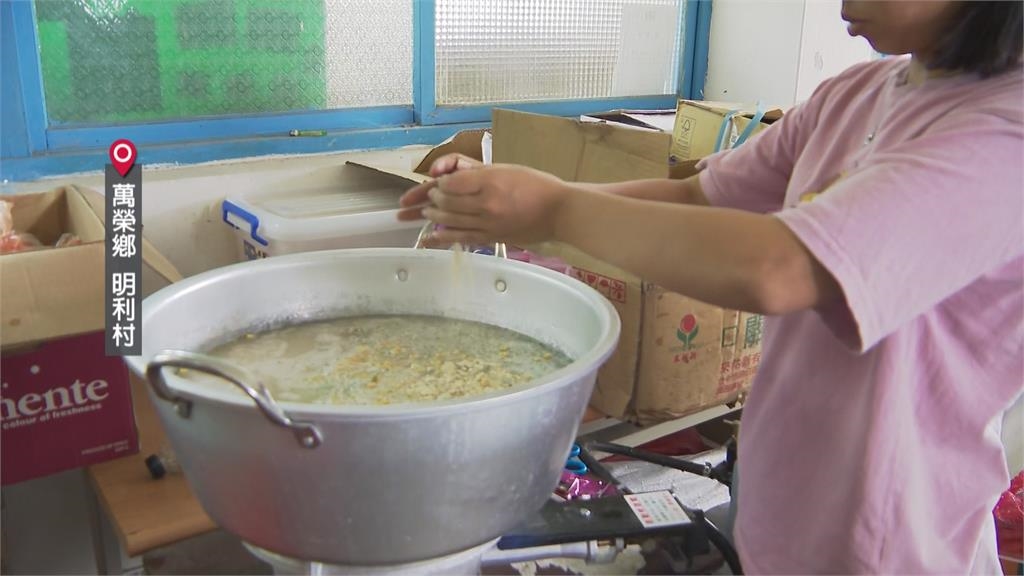 獨/鳳林老翁連人帶車卡泥濘 明利村部落青年路過助脫困