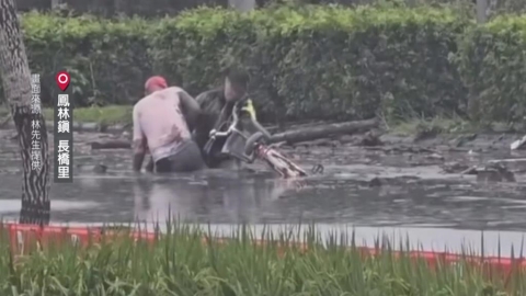 獨／鳳林老翁連人帶車卡泥濘　明利村部落青年路過助脫困