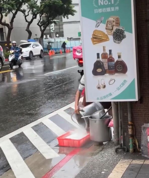 北市小吃店「水溝蓋上洗冬粉」超噁影片曝！網搜地圖街景嚇爛：每年都有⋯