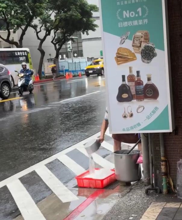 北市小吃店「水溝蓋上洗冬粉」超噁影片曝！網搜地圖街景嚇爛：每年都有⋯
