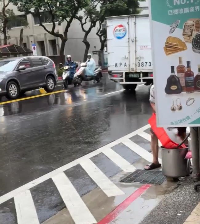 北市小吃店「水溝蓋上洗冬粉」超噁影片曝！網搜地圖街景嚇爛：每年都有⋯