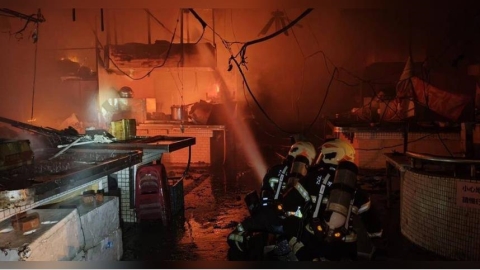 市場連環火！澎湖北辰市場凌晨陷火海　9車21人緊急滅火6攤全毀