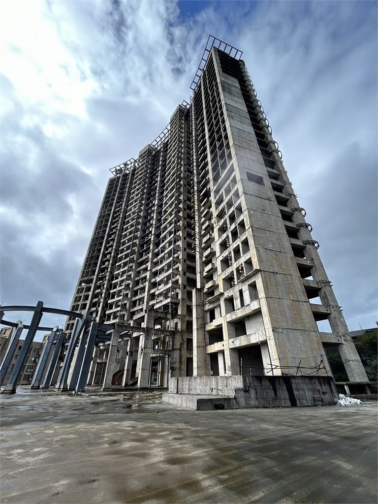 降價30億也沒人要！　小坪頂爛尾樓四拍底價約43億