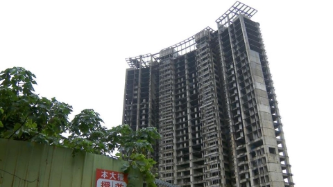 降價30億也沒人要! 小坪頂爛尾樓四拍底價約43億