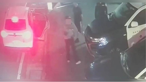 金山驚魂3分鐘！警鳴笛開道搶命　母抱抽蓄嬰衝警局「救回1命」