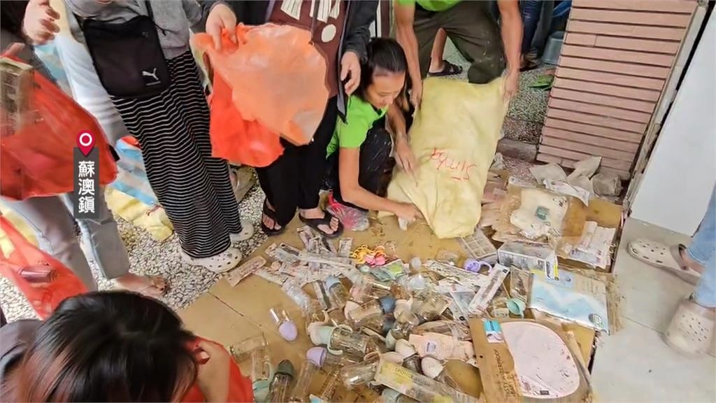 蘇澳大水淹沒家當! 8旬婦與罹癌兒相伴淚灑現場